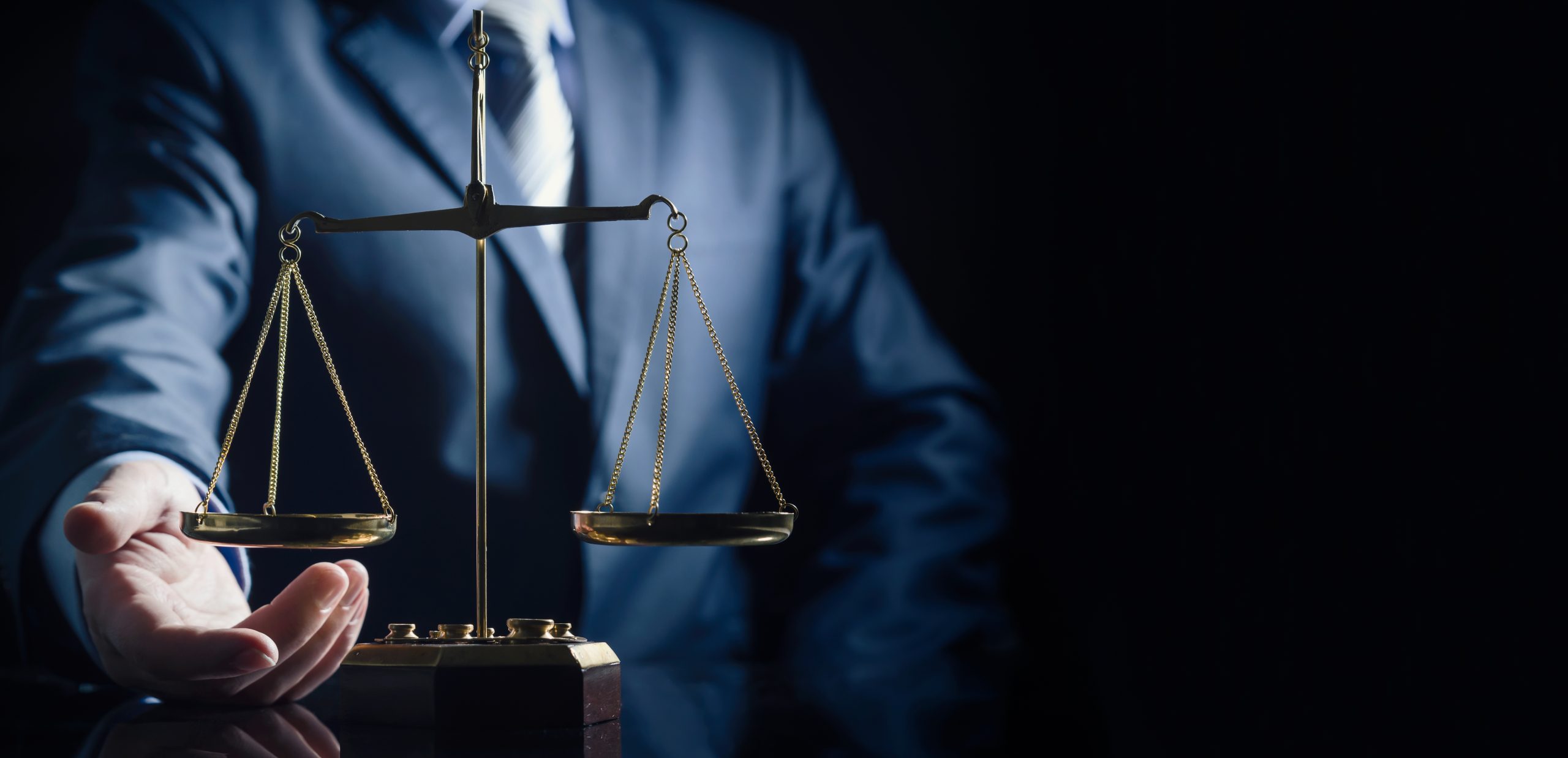 Hombre de negocios y balanza de justicia Hombre de negocios y balanza de justicia